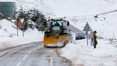 Tuyết rơi dày đặc nhiều địa phương của Anh khiến việc đi lại khó khăn