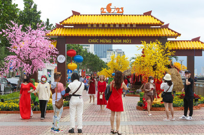 Người dân Đà Nẵng xúng xính áo dài du xuân tại đường hoa Tết