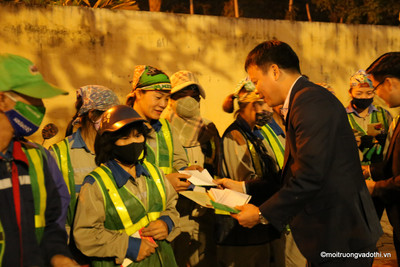Lì xì 100 công nhân vệ sinh môi trường Bắc Giang làm việc đêm giao thừa