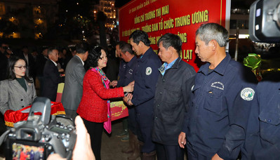 Bà Trương Thị Mai, Trưởng ban Tổ chức Trung ương tặng quà Tết cho công nhân môi trường tại Đà Lạt