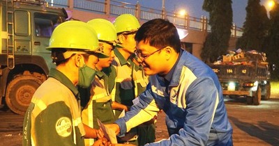 TT-Huế: Tặng quà Tết tri ân công nhân môi trường làm việc đêm giao thừa