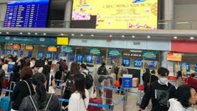 Hành khách qua sân bay Tân Sơn Nhất tăng đột biến