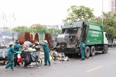 Quảng Ninh: Công nhân môi trường căng mình thu dọn vệ sinh môi trường sau tết