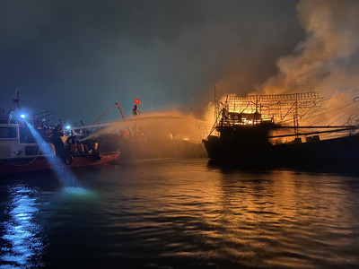 Đà Nẵng: 2 tàu cá bị thiêu rụi trong đêm mùng 6 Tết