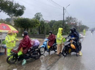 Cảnh sát giao thông tỉnh Thừa Thiên - Huế: đội mưa rét tiếp sức cho người dân vào Nam sau tết