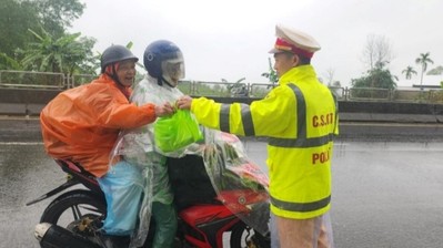 Cảnh sát giao thông tỉnh Thừa Thiên - Huế: đội mưa rét tiếp sức cho người dân vào Nam sau tết