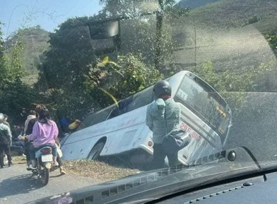 Phú Thọ: Lật xe khách ở đèo Cón, nhiều hành khách bị thương nhẹ