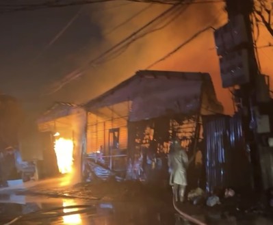 Hà Nội: Cháy xưởng gỗ tạm ở Đại Mỗ suốt nhiều giờ