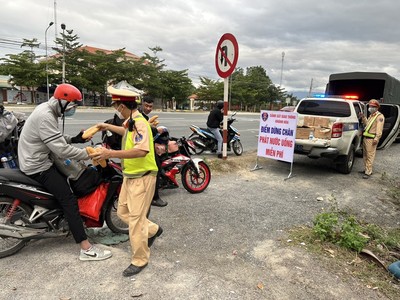 Cảnh sát giao thông Khánh Hoà – Duy trì tiếp sức cho người dân đi xe máy vào Nam sau Tết