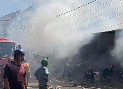 Đồng Nai: Cháy 8 ki ốt tại chợ Long Khánh