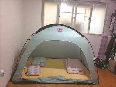 Người dân Hàn Quốc dựng lều trong phòng ngủ tránh rét