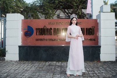 Hoa hậu Việt Nam Thanh Thủy diện áo dài, rạng rỡ về trường