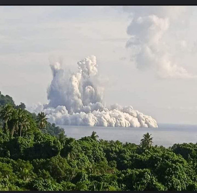Vanuatu: Cảnh báo ngọn núi lửa chìm dưới biển bắt đầu phun trào