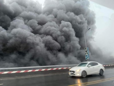 Cháy bãi phế liệu dưới gầm cầu Thăng Long, khói đen ngùn ngụt
