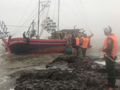 Quảng Trị: Kịp thời ứng cứu tàu cá cùng 10 thuyền viên gặp nạn trên biển