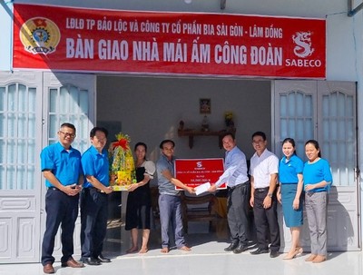 Trao 'Mái ấm Công đoàn' cho công nhân vệ sinh đô thị ở Lâm Đồng