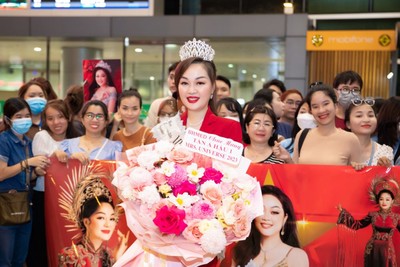 Về nước sau đăng quang, Á hậu 1 Mrs Universe 2023 Hoàng Thanh Nga khoe vẻ đẹp rạng ngời