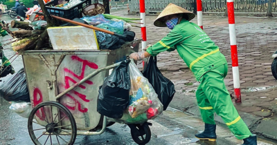 Người thầm lặng giữ sạch đường phố Hà Nội trong những ngày mưa
