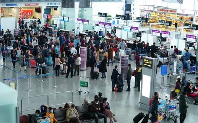 Sân bay Nội Bài hạn chế người thân đón, tiễn hành khách ở giờ cao điểm