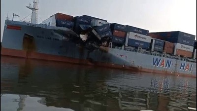 Hai tàu chở container va chạm cực mạnh trên sông Lòng Tàu