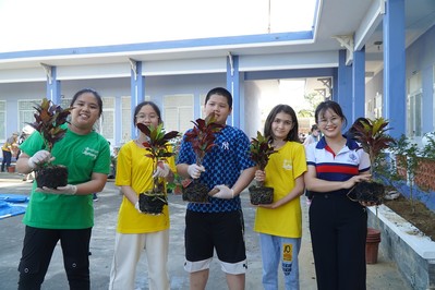 Học sinh trường TH, THCS & THPT Anh Quốc (UK Academy Đà Nẵng) và trẻ mồ côi Hoa Mai trồng cây xanh