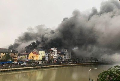 Hải Phòng: Cháy lớn tại chợ Tam Bạc, cột khói đen bốc lên ngùn ngụt