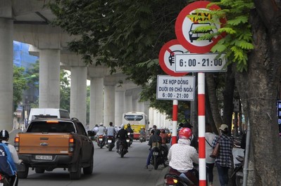 Hà Nội nghiên cứu dỡ bỏ biển cấm taxi trên nhiều tuyến phố trung tâm
