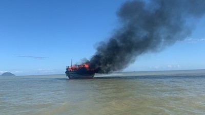 Nghệ An: Tàu cá bốc cháy, 10 thuyền viên lênh đênh trên biển