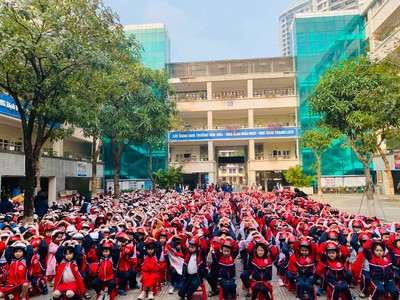 Hà Nội: Trao hàng trăm chiếc mũ bảo hiểm cho học sinh trường TH Dịch Vọng A