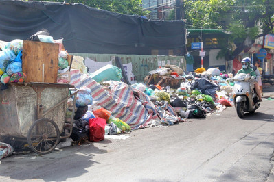 Hà Nội: Hàng nghìn tấn rác ùn ứ do người dân chặn bãi rác Xuân Sơn