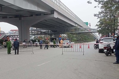 Hà Nội: 2 thanh niên chạy xe máy tông dải phân cách, 1 người tử vong
