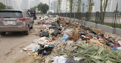 Rác thải bủa vây, ô tô đỗ tràn lan tại con đường chưa đặt tên ở Hà Nội