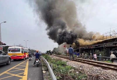 Hà Nội: Cháy lớn dãy nhà nằm cạnh đường sắt ở Gia Lâm