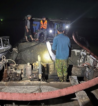 Quảng Trị: Bắt quả tang 2 thuyền khai thác cát trái phép trong đêm