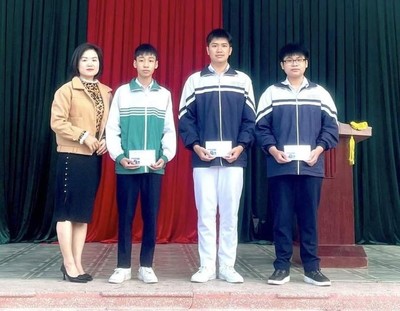Quảng Ninh: Tuyên dương 3 học sinh Uông Bí nhặt được của rơi, trả lại người mất