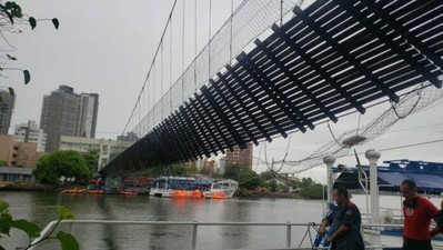 Brazil: Sập cầu treo do quá tải trọng 5 lần