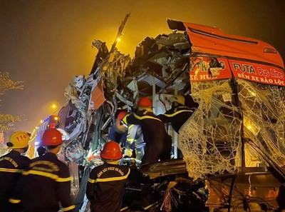 Ôtô khách Phương Trang va chạm xe tải đậu bên đường, 3 người chết, 13 người bị thương