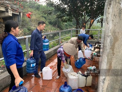 Người dân Quảng Ninh xếp hàng lấy nước sạch từ mạch nước ngầm trên núi