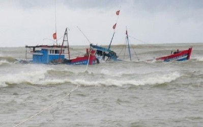 Quảng Ngãi: Tàu cá bị chìm ở Hoàng Sa, 4 ngư dân rơi xuống biển
