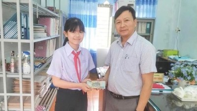 Quảng Ngãi: Một học sinh lớp 7 trả lại tiền cho người đánh rơi