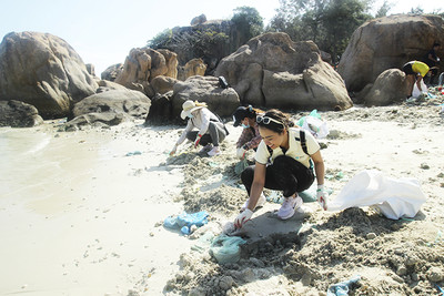 Khánh Hòa: Hoạt động nhặt rác tại bãi biển thôn Bình Lập