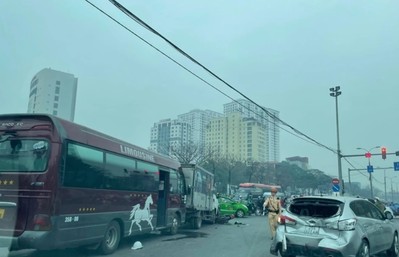 Hà Nội: Tai nạn liên hoàn giữa 5 ô tô, xe máy trên đường Giải Phóng