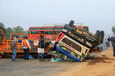 Ấn Độ: Xe chở hàng đâm xe bán tải, ít nhất 11 người tử vong