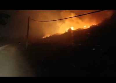Thanh Hóa: Bãi tập kết rác thành phố Sầm Sơn bốc cháy dữ dội trong đêm