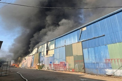 Hà Nội: Cháy lớn thiêu rụi dãy nhà xưởng rộng 1.500m2