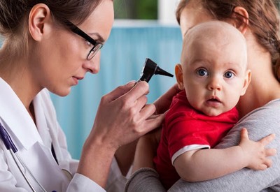 Viêm tai giữa ở trẻ sơ sinh cha mẹ cần lưu ý gì để tránh tái phát