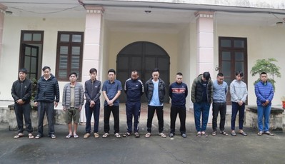 Hà Tĩnh: Đột kích bắt ổ đánh bạc chuyên nghiệp, bắt 12 đối tượng