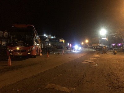 Quảng Ngãi: Va chạm xe khách và xe tải trong đêm khiến 5 người bị thương nặng