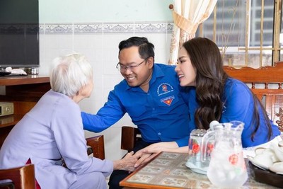 Đồng Nai: Hoa hậu Mai Phương đến thăm hỏi và tri ân Bà mẹ Việt Nam anh hùng