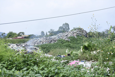 Bãi rác dưới cao tốc Hà Nội - Hải Phòng gần nguồn nước, khu dân cư